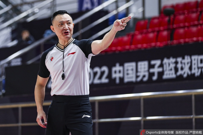  都灵德比激战成平，争议判罚引热议  